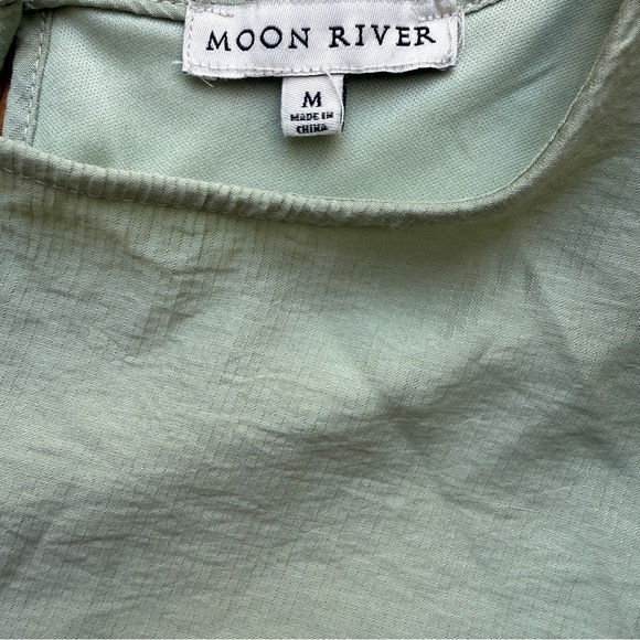 Moon River Mini Bubble Sleeve Dress. Size M sage green - Picture 8 of 9